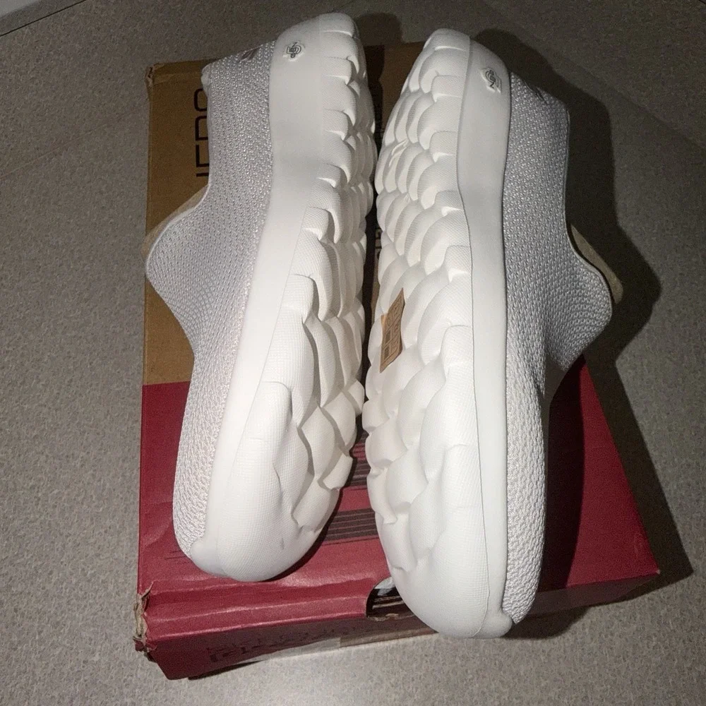 SKECHERS Go Walk Joy Aurora Natural Women's Slip On Sneakers Size 7 Wide Fit NWB